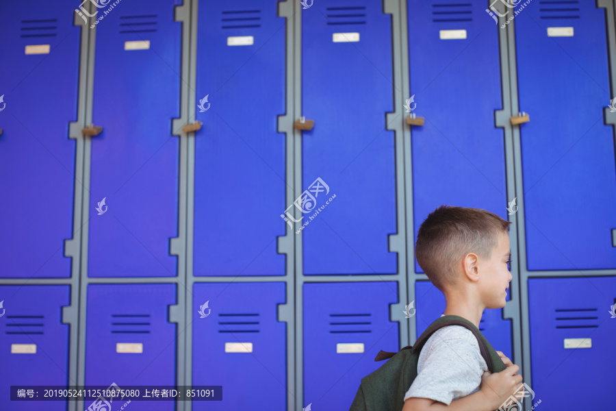 在学校背着背包的男孩