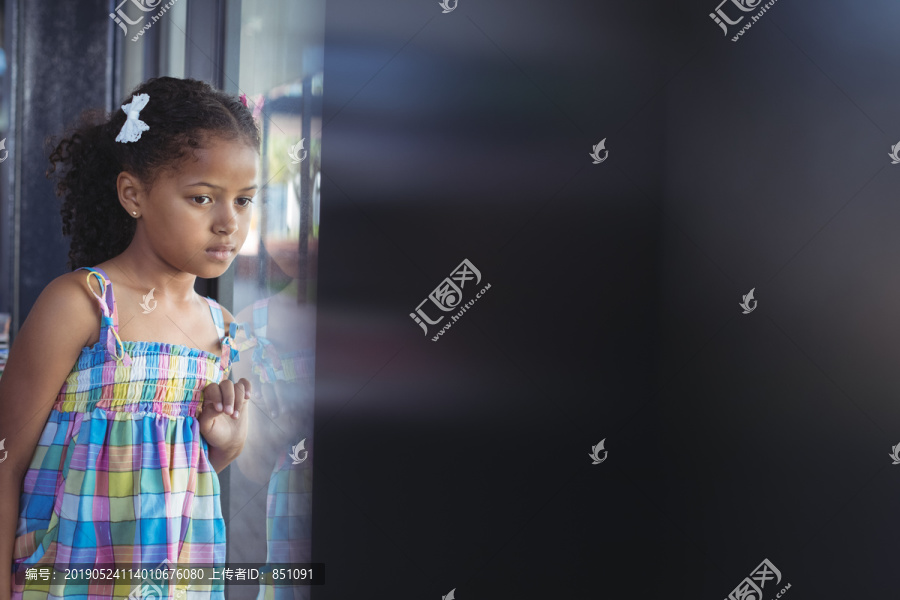 在学校里站在窗边的女孩