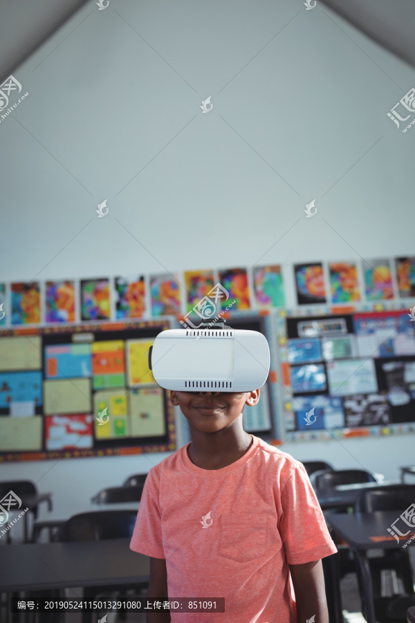 戴着虚拟现实模拟器的男孩
