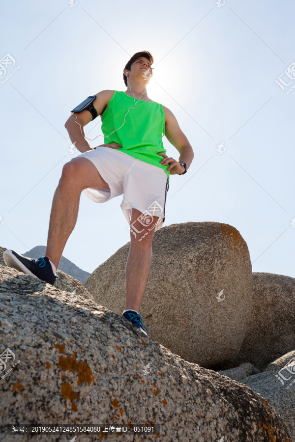 站在岩石上的慢跑者