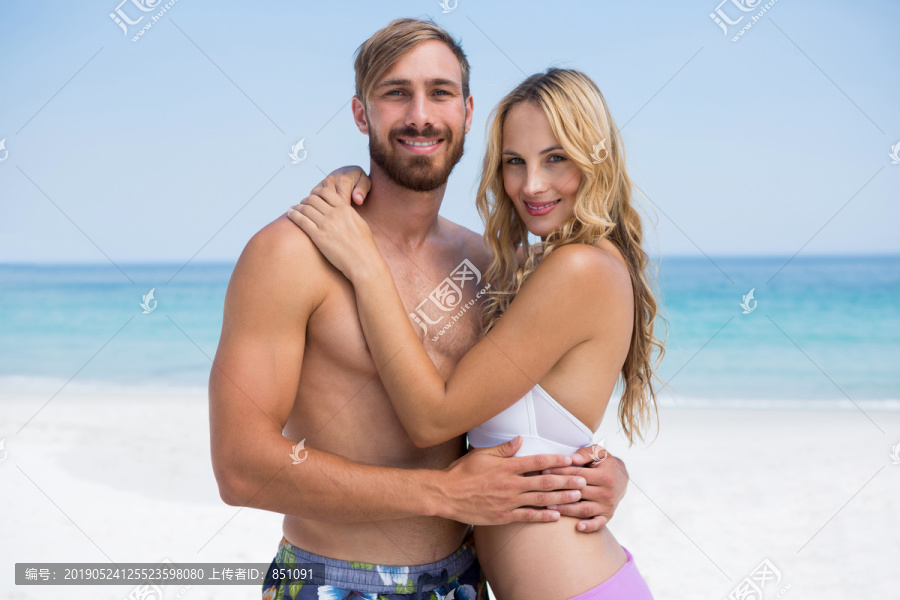 在沙滩上拥抱的情侣特写