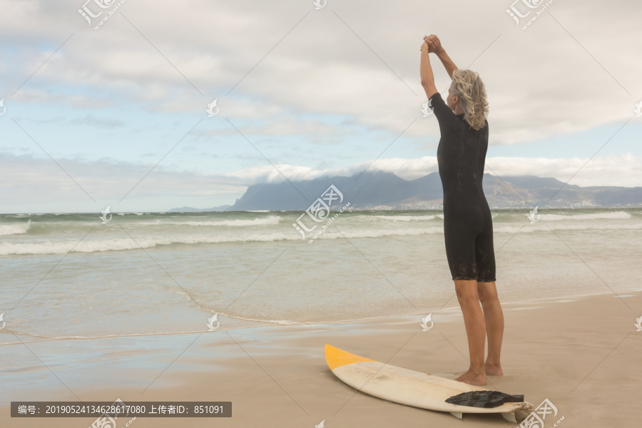 站在冲浪板旁的妇女