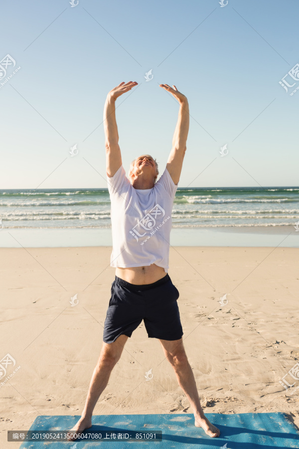 在海滩上练习瑜伽的老人