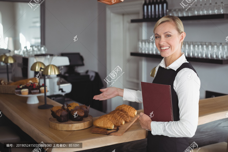 餐馆柜台上微笑的女服务员