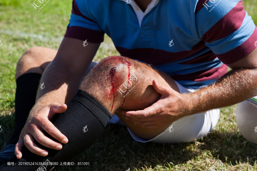 球场上膝盖受伤的橄榄球运动员