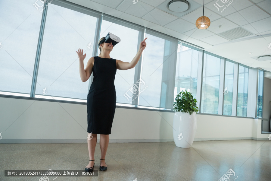 在办公室用虚拟现实眼镜的商人