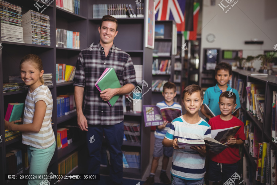 微笑的老师和学生的画像