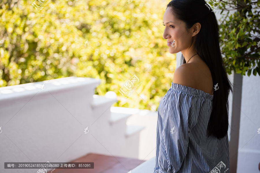 站在咖啡馆里体贴的年轻女子