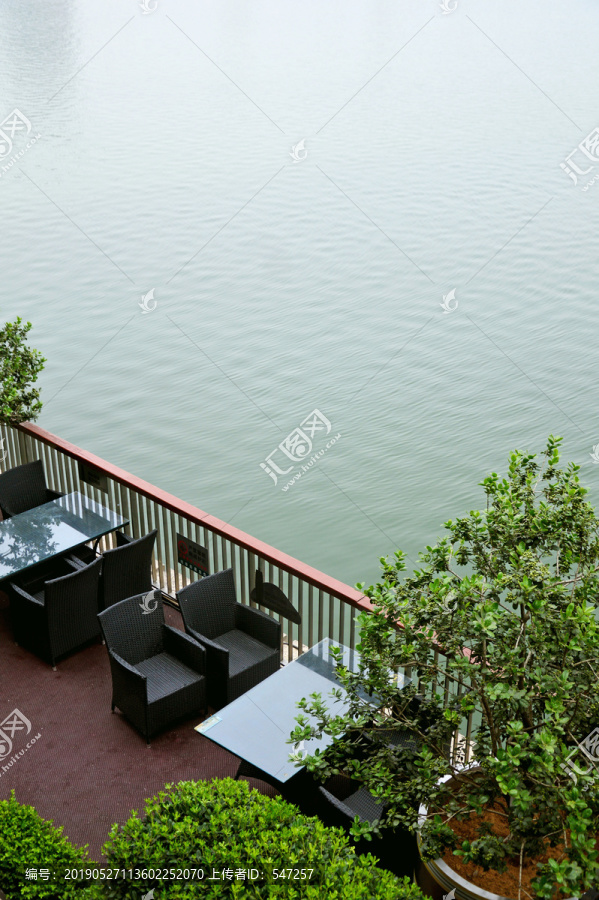 湖边的休闲椅
