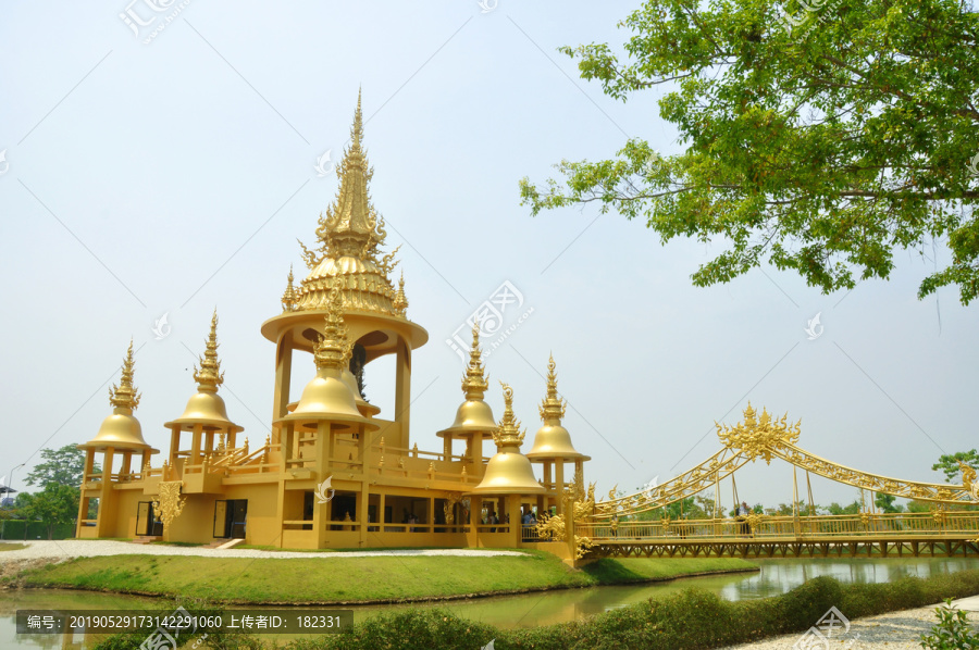金色寺庙风景