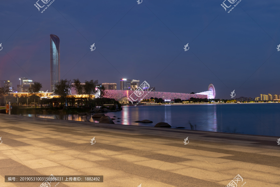 中国苏州市夜晚美丽的金鸡湖风景