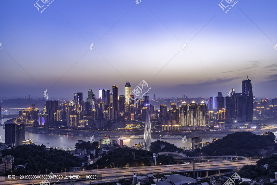 俯瞰重庆渝中区夜景
