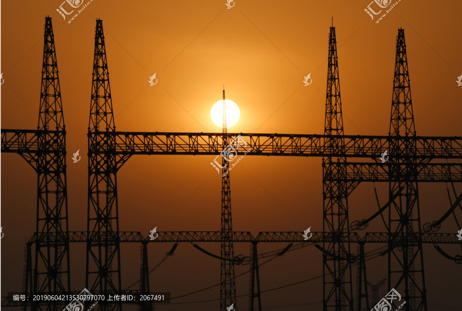 夕阳下的电力铁塔