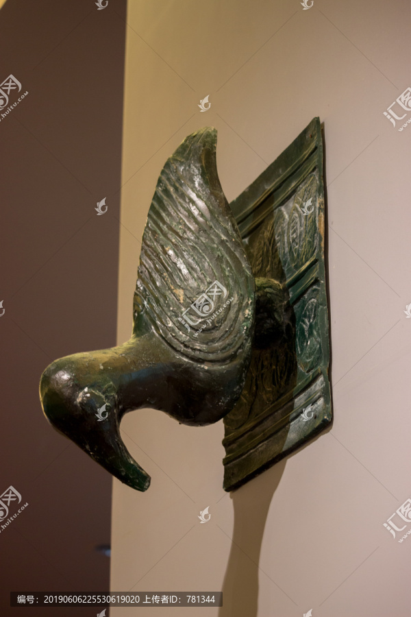 铜鼓上的鸭子塑像
