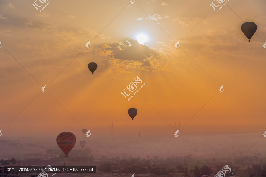 埃及沙漠与天空上的热气球
