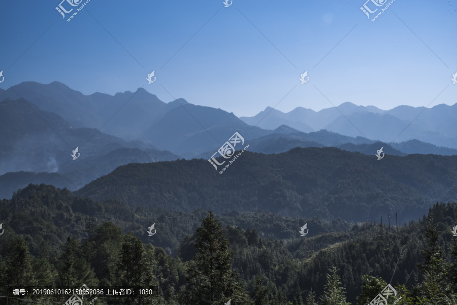 起伏的山峦