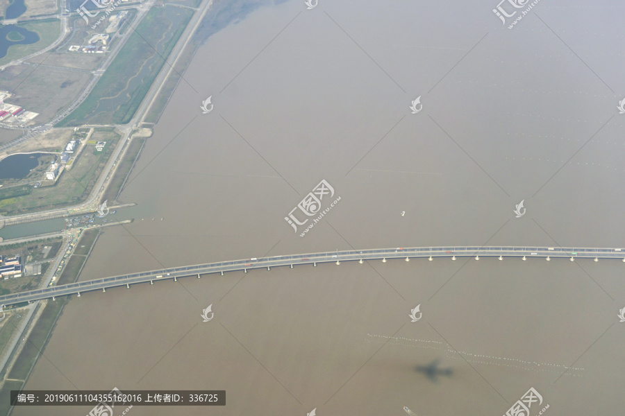 航拍上海沪芦高速公路东海大桥