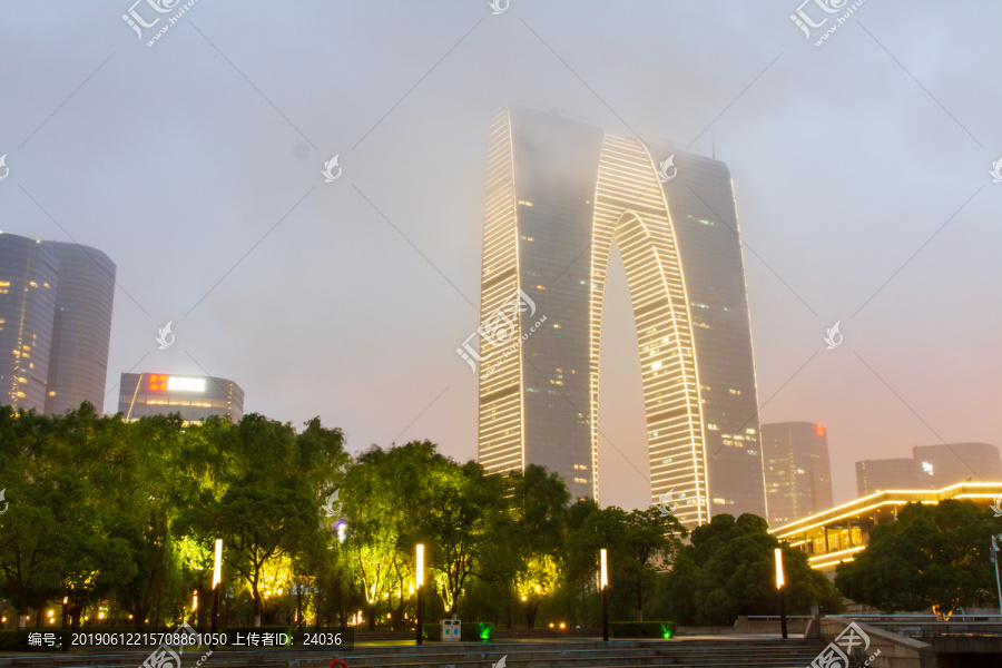 江苏苏州东方之门夜景