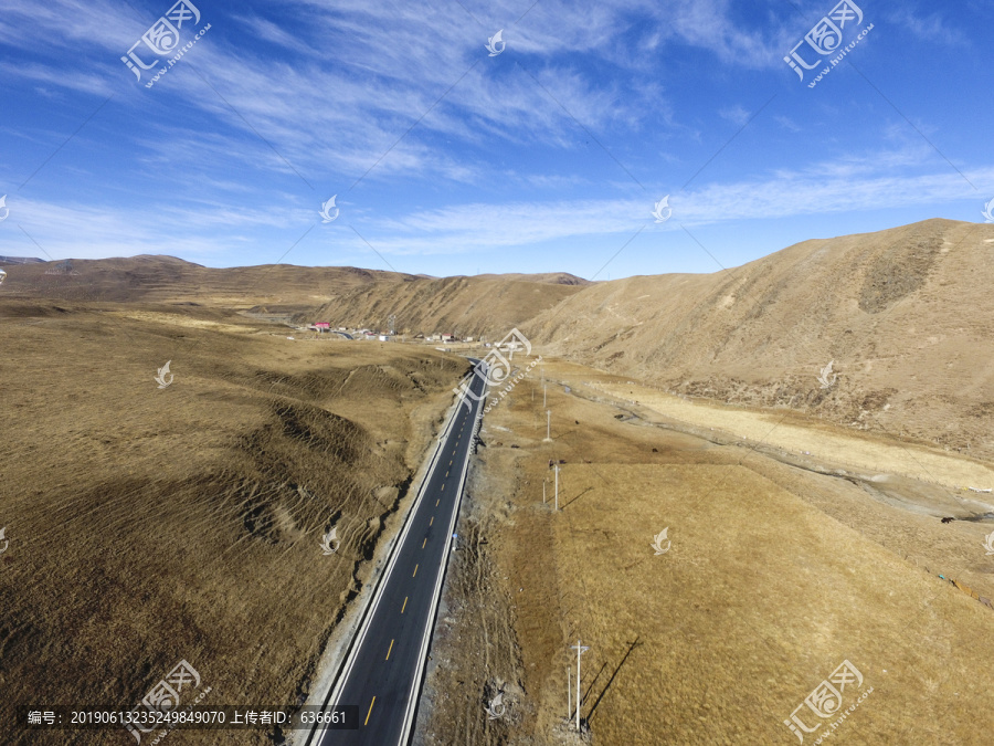 藏区荒无人烟道路航拍