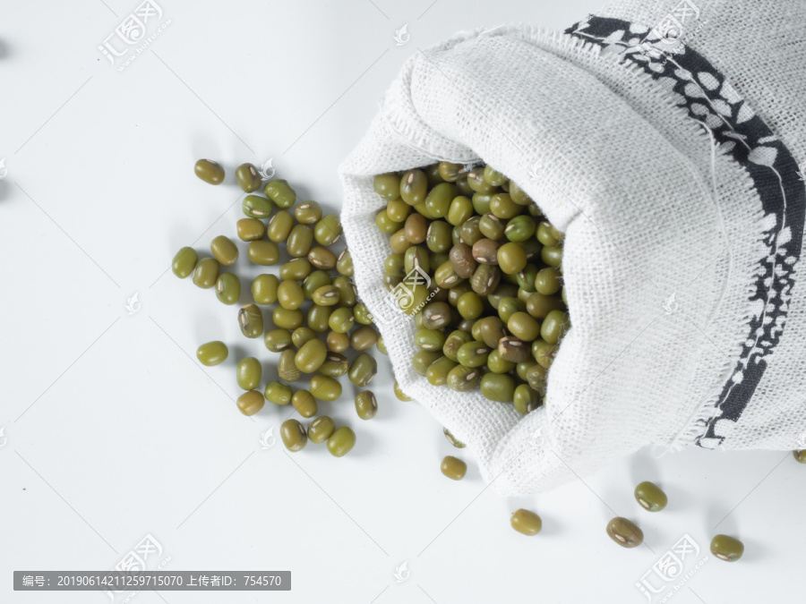 布袋中滑落出的绿豆