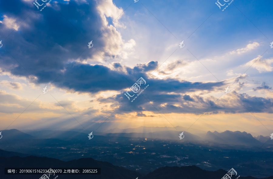 霞光洒落的广阔田野