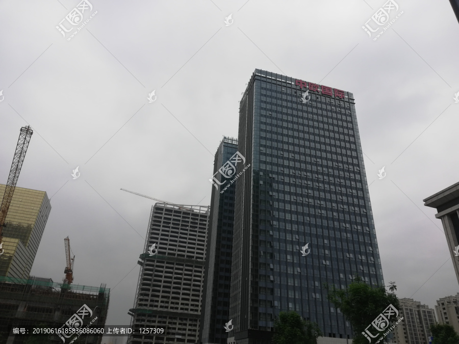 陰天天空下的高樓