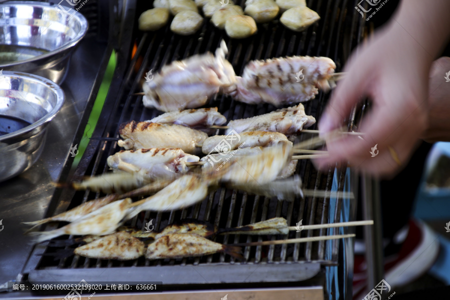 野外烧烤烤鸡翅