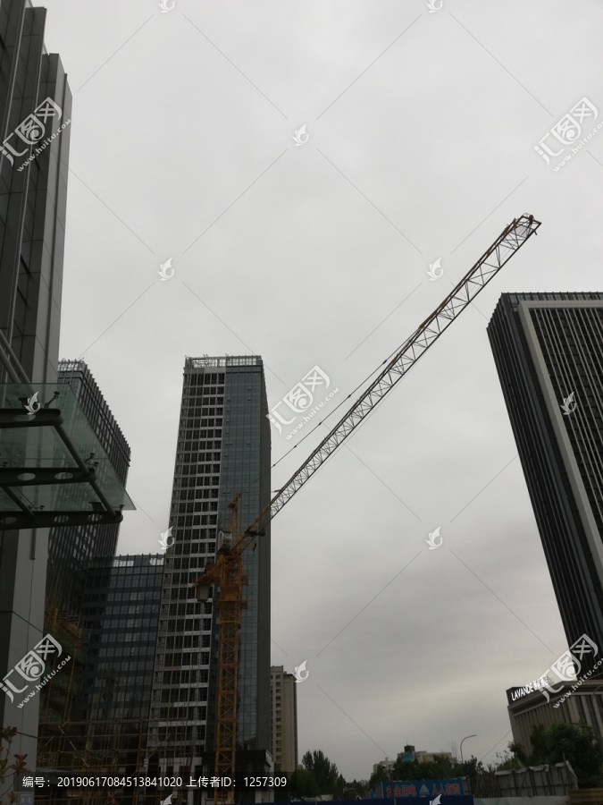 陰霾天空下的大樓