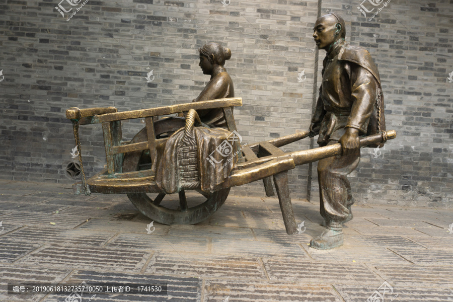 古代独轮车推媳妇雕像