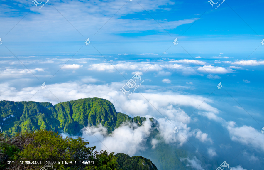 峨眉山的山体与云海