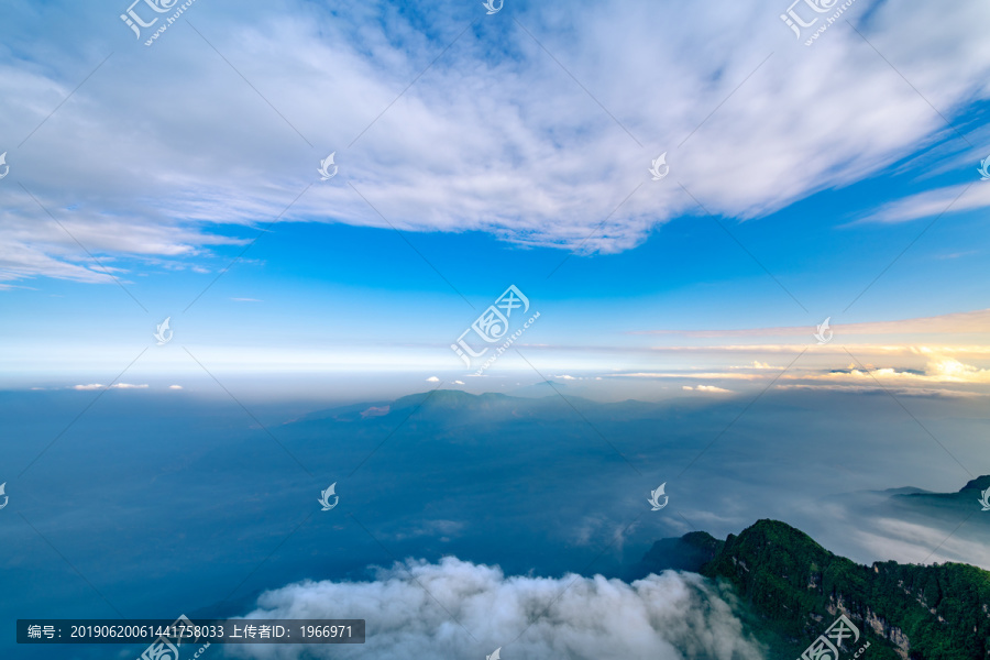 峨眉山的山峰与云海