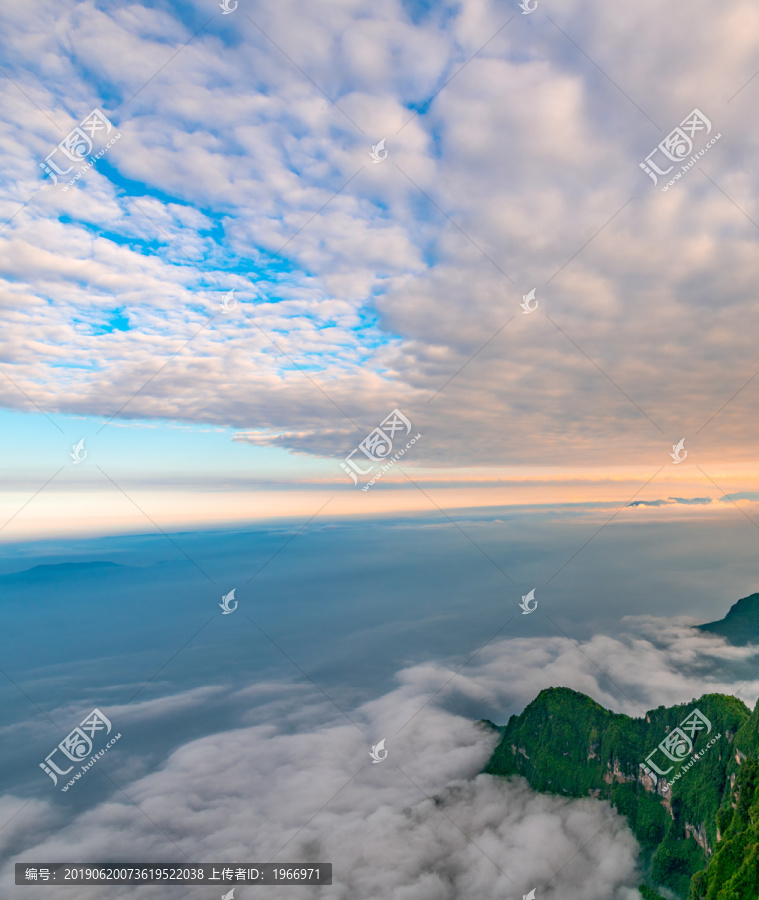 黄昏时分峨眉山的山峰与云海