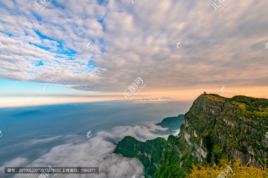 黄昏时分峨眉山的山峰与云海