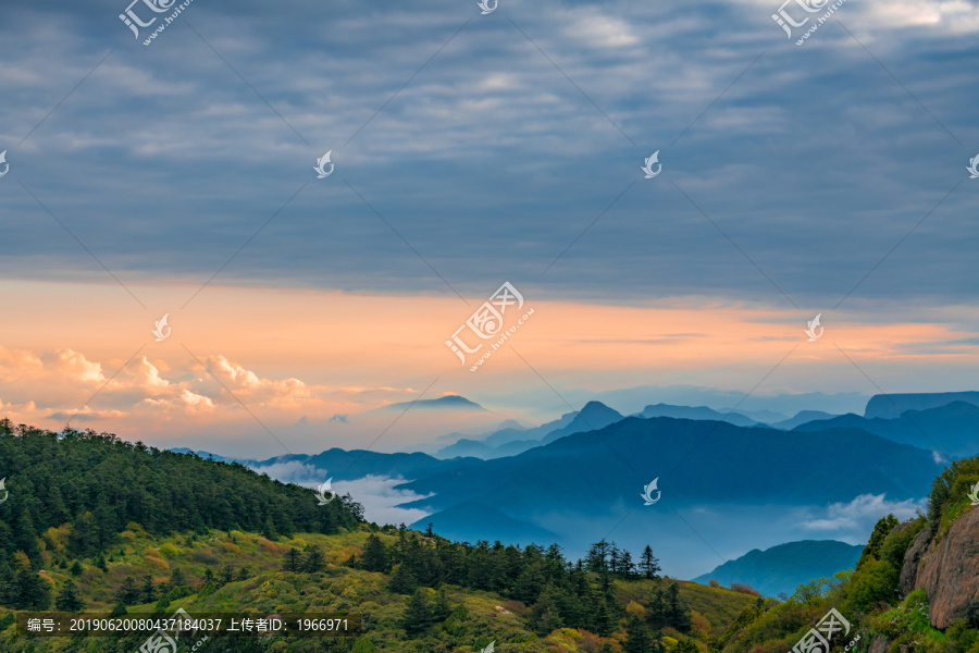 黄昏时分峨眉山的山峰与云海