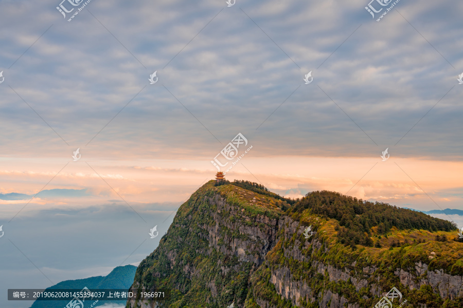 黄昏时分峨眉山的山峰与云海