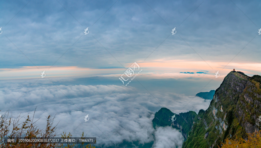 黄昏时分峨眉山的山峰与云海