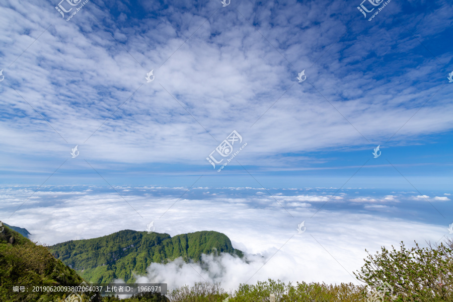 峨眉山的山峰与云海