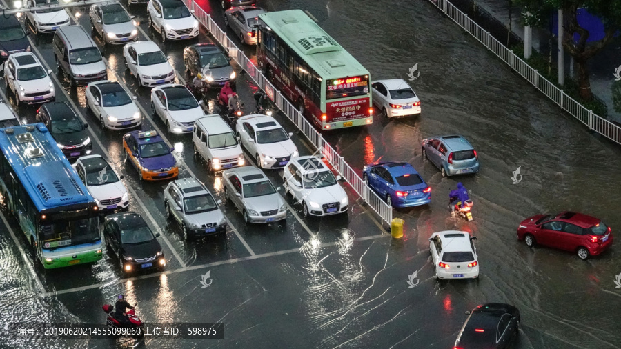 暴雨城市交通堵塞