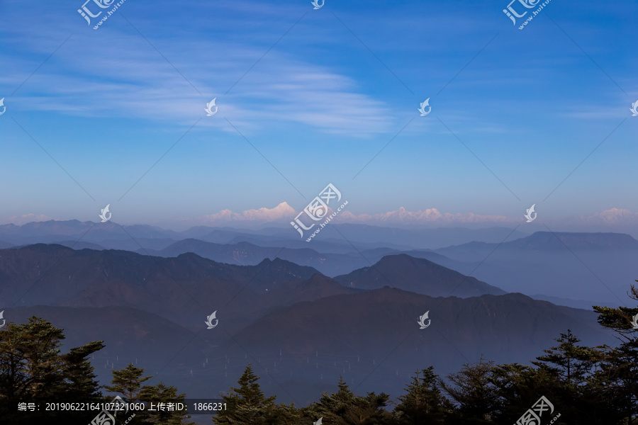 崇山峻岭层峦叠嶂和远处的雪山