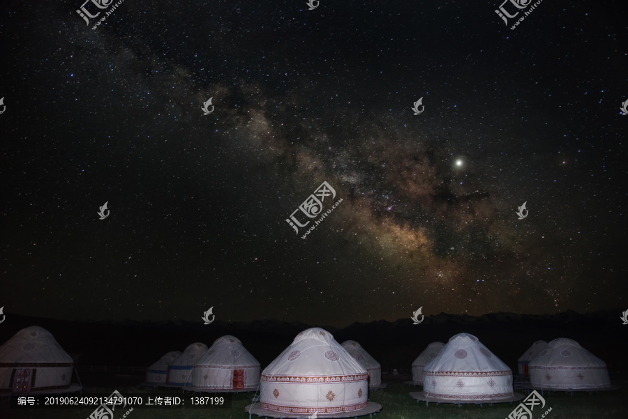 蒙古包上的银河星空