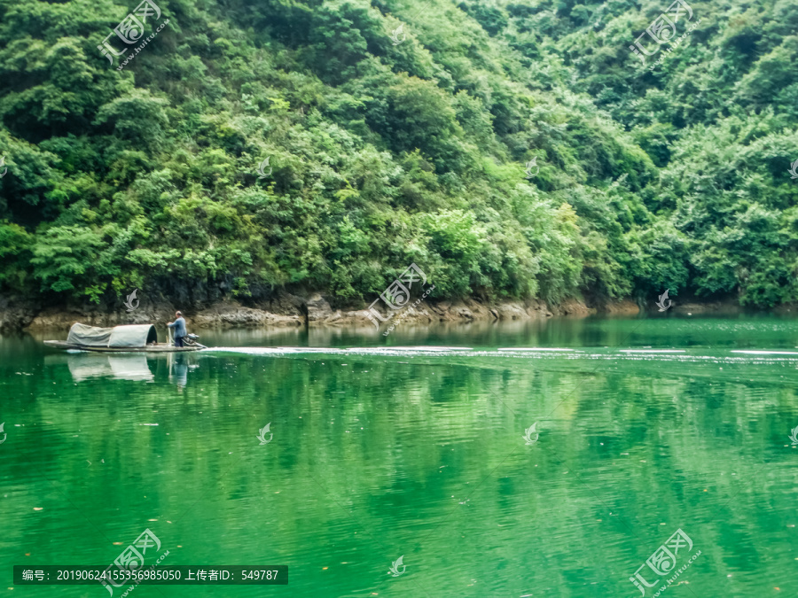 平静河流