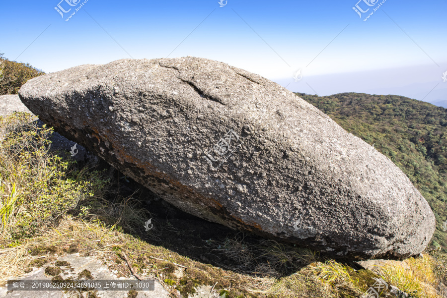 高山上的巨石