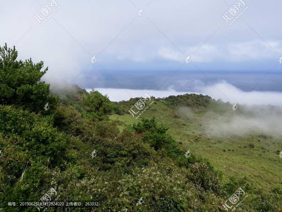 云雾缭绕的海面