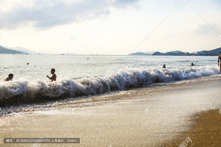 海浪沙滩