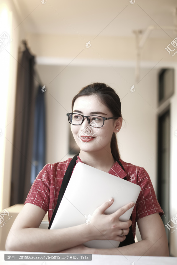 咖啡馆里的女孩