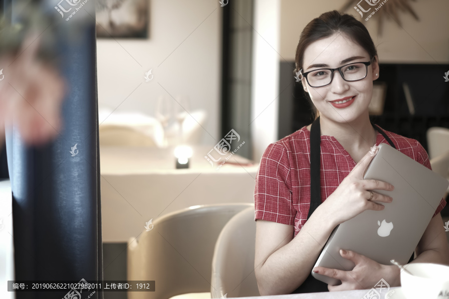 咖啡馆里的女孩