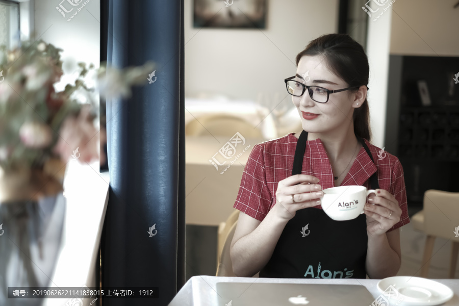 咖啡馆里的女孩