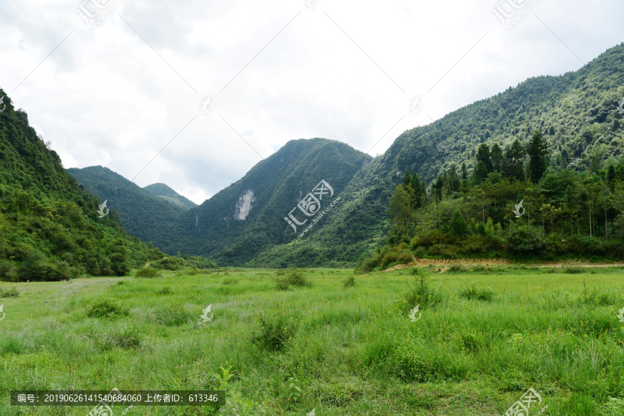 蓝天白云下的草原风景