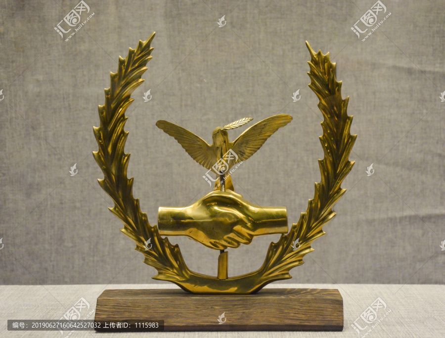 铜雕和平鸽