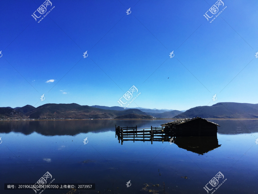 宁静的湖面（湖中小屋）